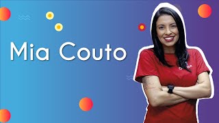 "Mia Couto" escrito sobre fundo azul ao lado da imagem da professora