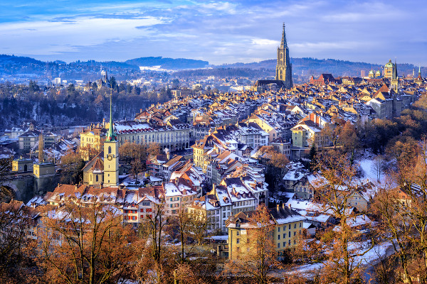 Vista superior da cidade Berna, capital da Suíça, em época de neve.
