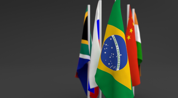 Bandeiras dos cinco países que integram os Brics