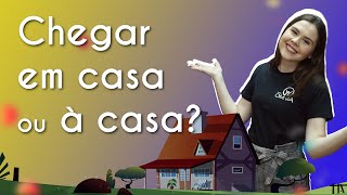 "Chegar em casa ou à casa" escrito sobre ilustração de uma casa e atrás uma imagem da professora