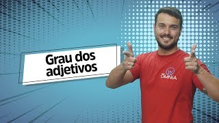 Professor ao lado do texto"Grau dos Adjetivos".