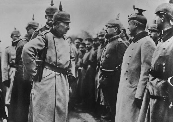 O imperador Guilherme II inspecionando tropas alemãs durante a Primeira Guerra Mundial. [1]
