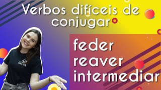 Professora ao lado do texto"Verbos difíceis de conjugar" e exemplos desses verbos.