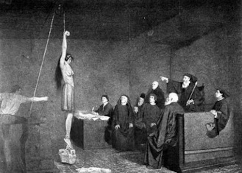 Uma mulher suspeita perante o tribunal da Inquisição.