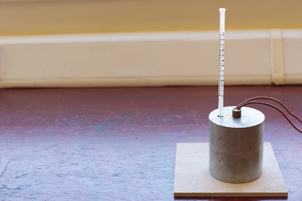 Experimento para determinação do calor específico do alumínio.