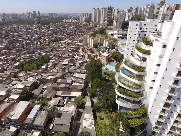  Favela de Paraisópolis ao lado de prédio de luxo em São Paulo, um retrato emblemático da desigualdade.