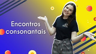 "Encontros consonantais" escrito sobre fundo colorido e ao lado há a imagem da professora com os braços abertos