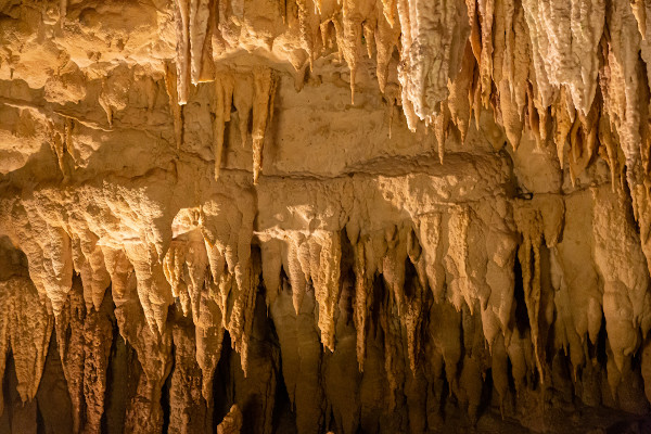 Estalactites na forma de cone.