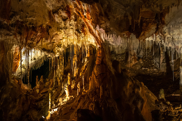 Uma caverna com estalactites e estalagmites.