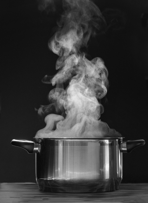  Vapor de água saindo de panela