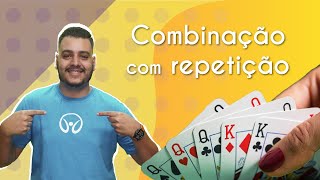 Texto "Combinação com repetição" próximo ao professor e ilustração de cartas de baralho com sequência de repetições.