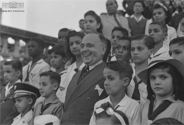 Vargas e crianças na Quinta da Boa Vista, durante as comemorações da Semana da Pátria, setembro de 1943.