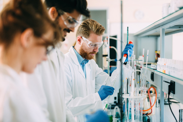 Pessoas trabalhando em laboratório químico