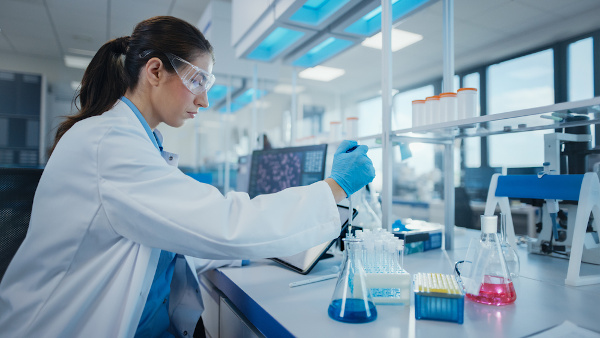 Mulher em laboratório em referência à química.