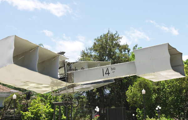 Réplica do avião de Santos Dumont, o 14-bis, em Petrópolis, no Rio de Janeiro. [1]