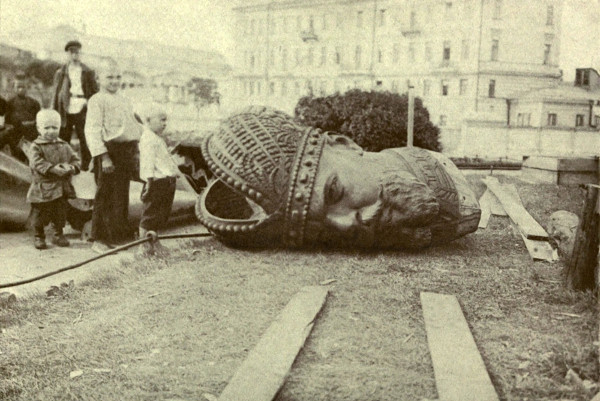 Cabeça da estátua de Alexandre III derrubada durante a Revolução Russa de 1917.