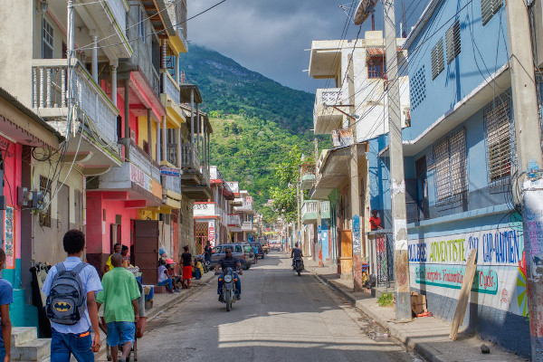 Paisagem urbana na comuna de Cabo Haitiano, no Haiti, país menos desenvolvido do continente americano. 