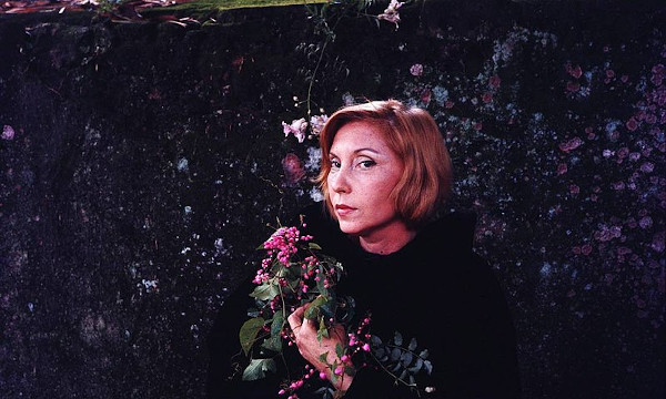 Clarice Lispector (1969), em fotografia de Maureen Bisilliat. 