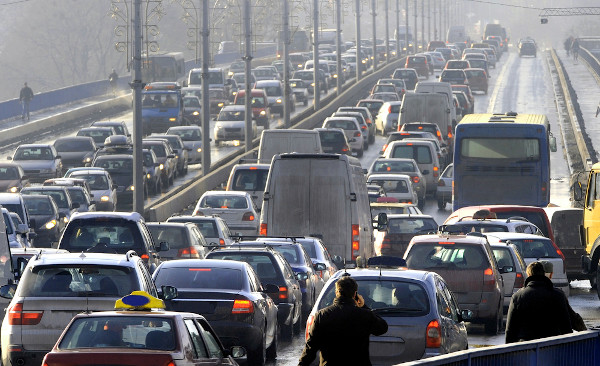 Congestionamento no trânsito em uma avenida em horário de pico.