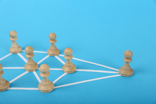 Representação, com peças de xadrez, da ideia de conexões e comunicação.