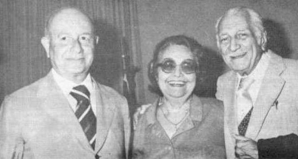 Rachel de Queiroz entre os amigos Adonias Filho e Gilberto Freyre.