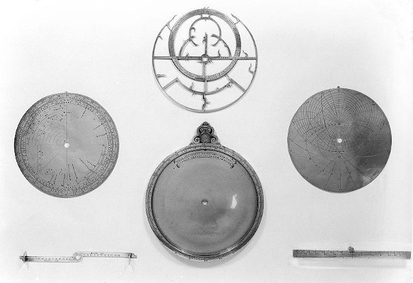 Componentes de um astrolábio planisfério medieval. 