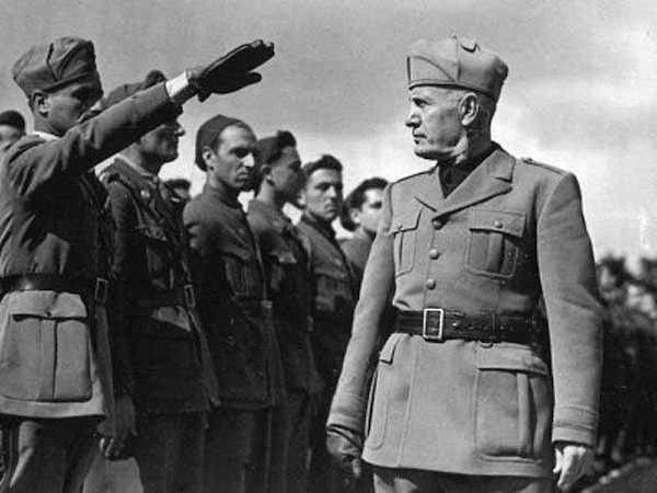 Mussolini inspecionando tropas.[1]