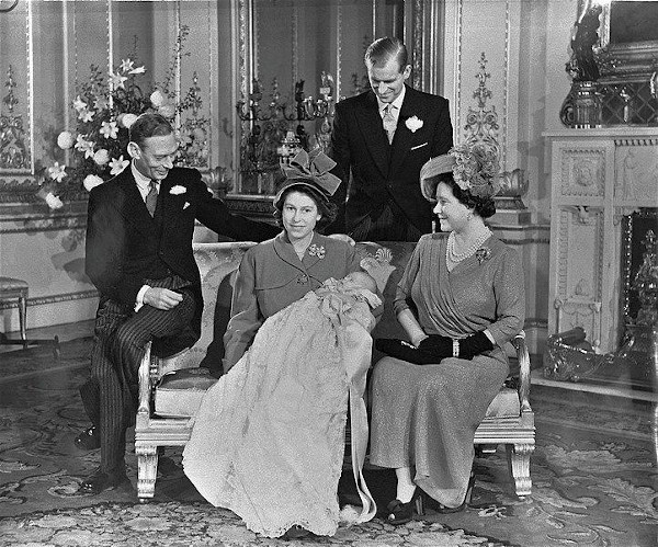 Registro após o batismo de Charles, que está no colo de sua mãe, então princesa Elizabeth, e rodeado dos avós.