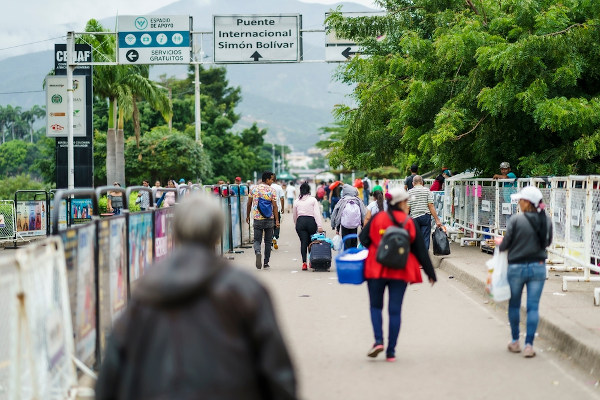 Venezuelanos cruzando a fronteira da Venezuela para a Colômbia.