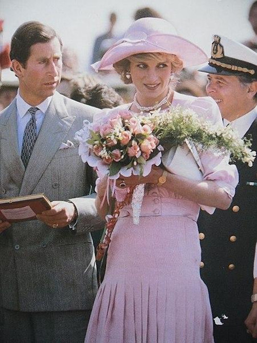  Lady Diana e o então príncipe Charles em 1985.