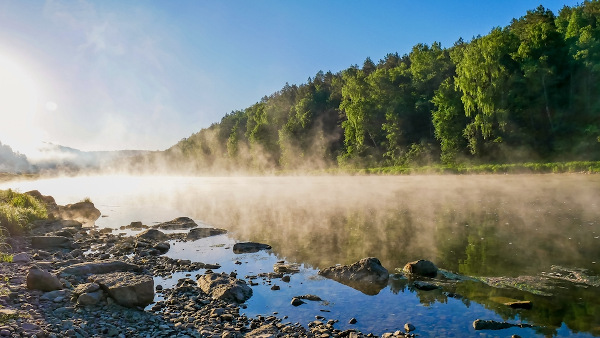Evaporação da água do rio Yuryuzan, na Rússia.