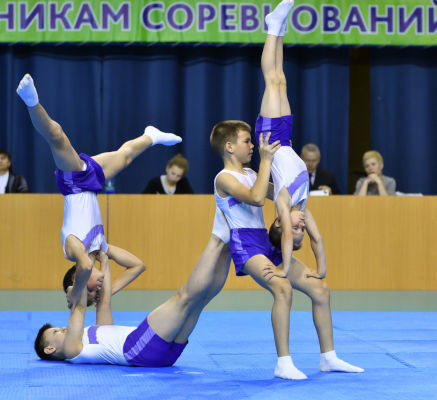 Crianças ginastas praticando ginástica acrobática.