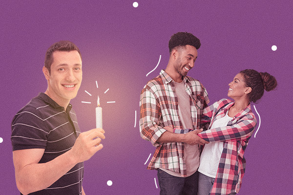 Casal se abraçando enquanto uma pessoa segura uma vela ilustrando o conceito da expressão "segurar vela".
