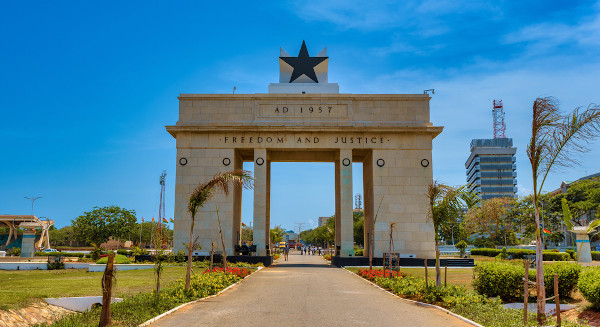 Monumento da Independência, na cidade de Acra, capital de Gana, onde bandeiras do país são hasteadas.