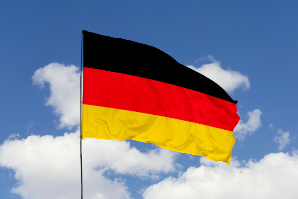 Bandeira da Alemanha hasteada, um dos símbolos nacionais do país.