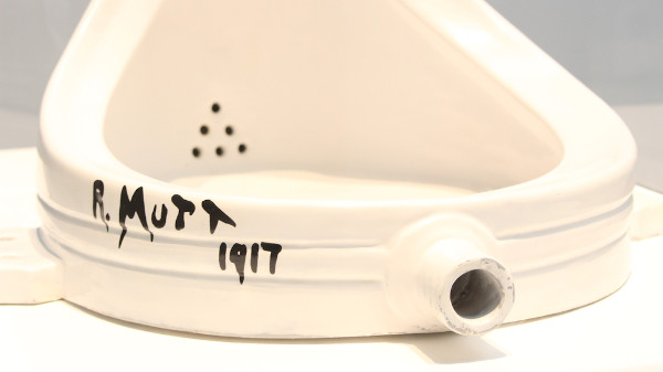 “A fonte”, de Marcel Duchamp, é a mais famosa obra pertencente ao dadaísmo, uma das vanguardas europeias.