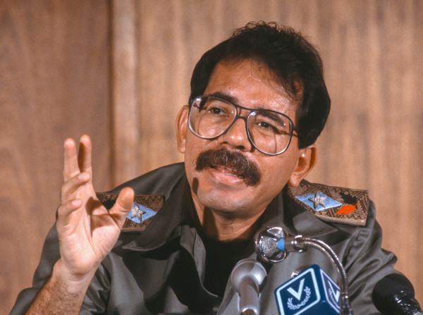 Daniel Ortega falando diante de microfones.