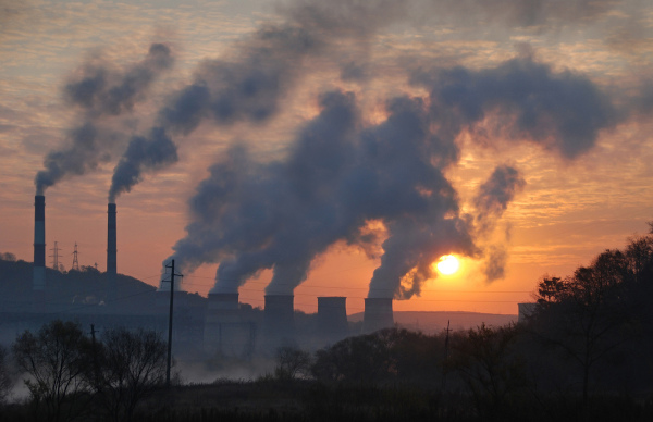Emissão de gases poluentes por indústria.