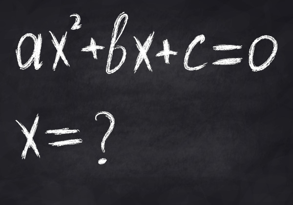 Equação do 2º grau escrita em quadro-negro.