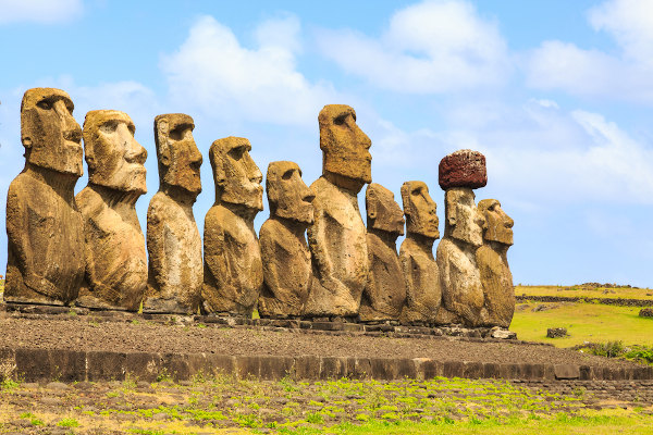Conjunto de moais, estátuas localizadas na Ilha de Páscoa, território pertencente ao Chile.