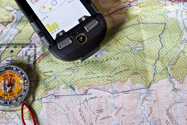 Mapa, GPS e bússola.