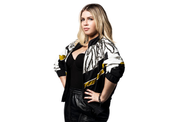 Marília Mendonça vestida de preto e branco fazendo pose.