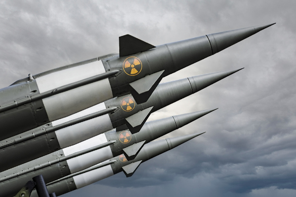 Mísseis nucleares apontados para o céu.