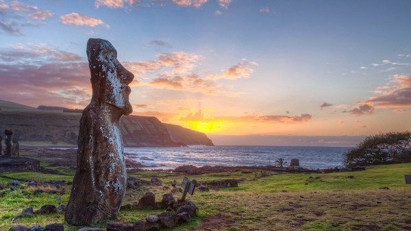 Vista aproximada de um moai, estátua localizada na Ilha de Páscoa, território pertencente ao Chile.