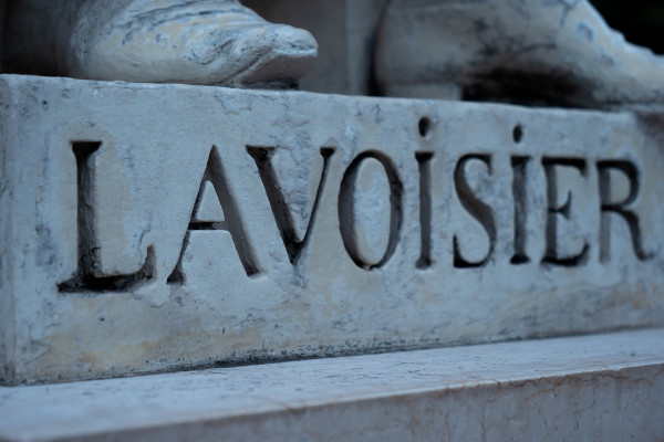 O nome de Antoine Lavoisier em uma estátua na cidade de Paris, França. [1]