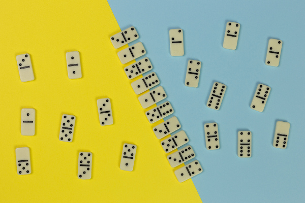 Peças de dominó organizadas separando números pares e ímpares.