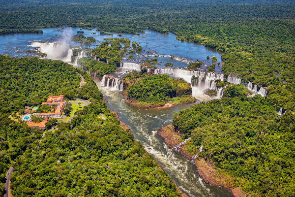 Vista superior das quedas d’água das Cataratas do Iguaçu.
