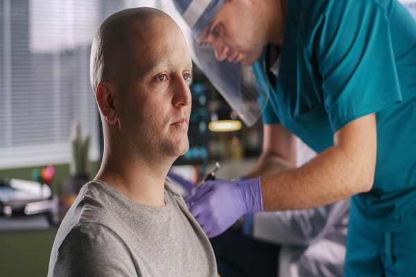 Homem em tratamento de câncer recebendo vacina