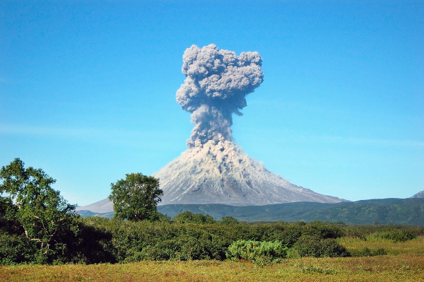Vulcão em erupção, um elemento natural causador de poluição do ar.