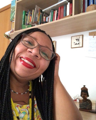 Mulher negra de tranças sorrindo